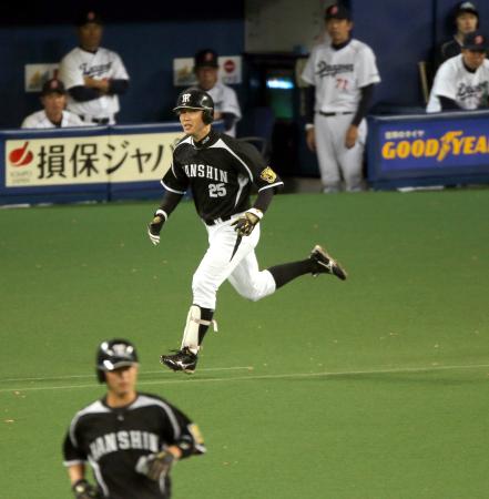 　９回、遊撃への併殺打に倒れ、最後の打者となる新井。左手前は今成（撮影・田中太一）