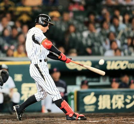 ３回阪神１死二塁、右越えへ同点２ランを放つ阪神・鳥谷　敬＝甲子園（撮影・田中太一）