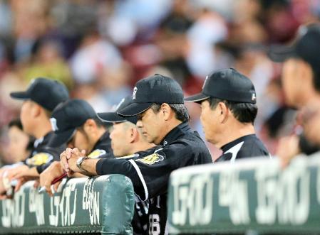 ６回の攻撃中、ベンチで立ちながら目を閉じる阪神・和田豊監督＝甲子園（撮影・田中太一）