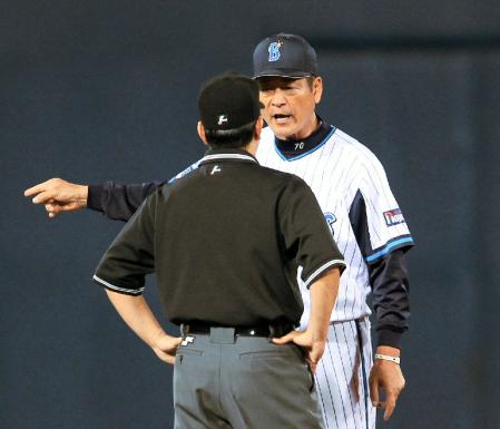 ３回、阪神・西岡のタイムリーの判定に抗議するＤｅＮＡ・中畑監督＝横浜スタジアム