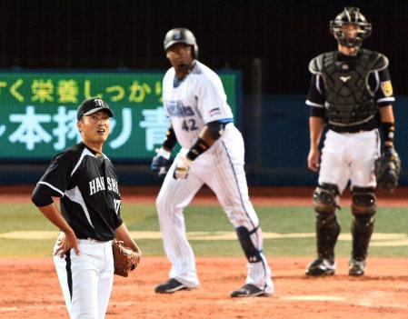 ５回、ブランコに左越えに２ランを打たれ、呆然とする阪神・秋山（左）＝横浜スタジアム