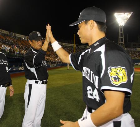 　ナインを出迎える和田監督