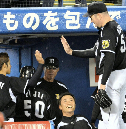 ７回、マウンドを降りた阪神・メッセンジャー（右）は、鳥谷敬（左）らと笑顔でタッチを交わす＝神宮球場（撮影・吉澤敬太）
