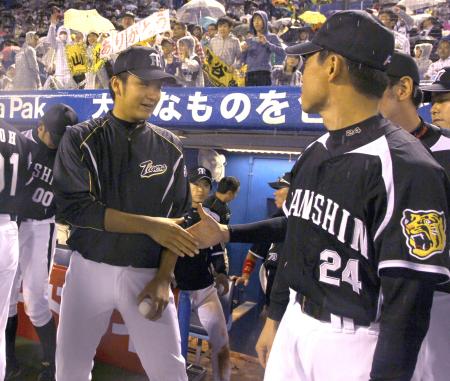 　ウイニングボールを手にナインと握手をする松田（左）（撮影・棚橋慶太）