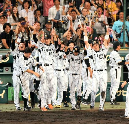 ８回、同点３ランを放った阪神・上本博紀を迎えグラティーを決める阪神・藤浪晋太郎ら阪神ナイン＝甲子園（撮影・飯室逸平）