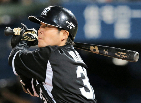 ８回阪神、日高がタイムリーを放つ＝横浜（撮影・飯室逸平）