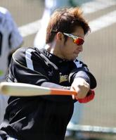 　黙々とティーをたたく鳥谷