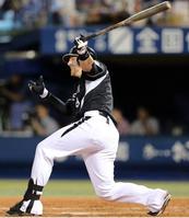 　９回、左前へ安打を放つマートン（撮影・飯室逸平）