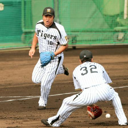 　投内連携で一塁へベースカバーに走る阪神・安藤