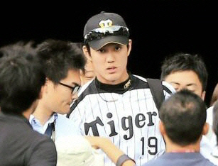 練習のためグラウンドへ姿を見せる阪神・藤浪＝甲子園