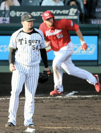 ６回、阪神・メッセンジャーは広島・エルドレッドに勝ち越し打を許す＝甲子園