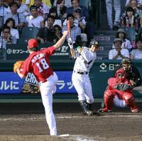 　４回、今成は前田健から中前に同点打を放つ