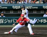 　５回、西岡は懸命に走るも投併殺に倒れる（野手・キラ）＝撮影・山口　登