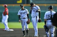 　６回、キラ（左）に適時二塁打を浴び、マウンドで汗をぬぐうメッセンジャー（中央）＝撮影・保田叔久