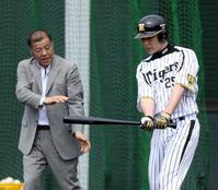 　２０１３年２月２日　春季キャンプで新井（右）に打撃指導する掛布雅之氏