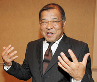 　笑顔で記者に対応する掛布雅之氏（撮影・棚橋慶太）