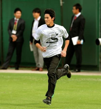 シーズン終了後、初めて姿を見せた阪神・藤浪晋太郎はダッシュをして汗を流す＝鳴尾浜（撮影・田中太一）