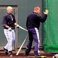 　０９年、メンチ（左）を指導するオマリー駐米スカウト