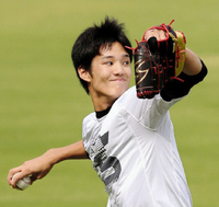 シーズン終了後初めて姿を見せた藤浪は遠投で肩をならす（撮影・田中太一）