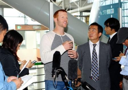 帰国前、報道陣の質問に答える阪神・マートン（中央）＝関西国際空港（撮影・佐々木彰尚）