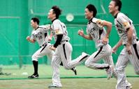 　黙々とダッシュを繰り返す新井良（左から２人目）ら阪神ナイン（撮影・飯室逸平）