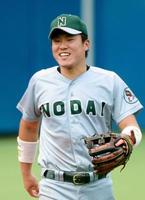 　立正大に競り勝ち会心の笑みを浮かべる東農大・陽川（撮影・開出　牧）