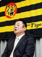 　阪神１軍内野守備走塁コーチの就任が決定し意気込みを語る高代延博氏（撮影・佐々木彰尚）