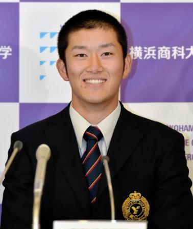 阪神にドラフト１位指名され笑顔を見せる横浜商大・岩貞祐太＝神奈川県横浜市
