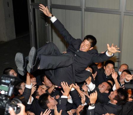 　阪神から２位指名され、野球部員から胴上げされる鹿児島実・横田