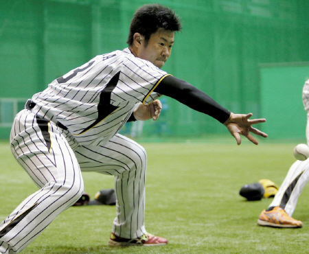 素手でトスを受け取る榎田