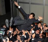 　阪神から２位指名され、野球部員から胴上げされる鹿児島実・横田