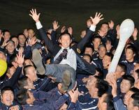 　チームメートに胴上げされる阪神ドラフト１位指名の横浜商大・岩貞　