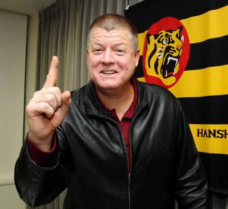 　「阪神タイガースファンはイチバンや！！」と絶叫するオマリー１軍打撃コーチ補佐（撮影・棚橋慶太）