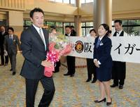 　宿舎に到着し、ホテル関係者から花束を贈られる和田監督（撮影・山口　登）