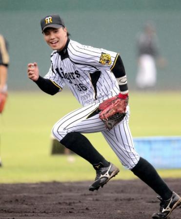 ノックを受ける一二三＝鳴尾浜（撮影・飯室逸平）