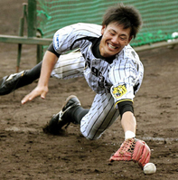 　特守でラスト２０本を無失策の指示に思わず飛びついてしまう中谷（撮影・田中太一）