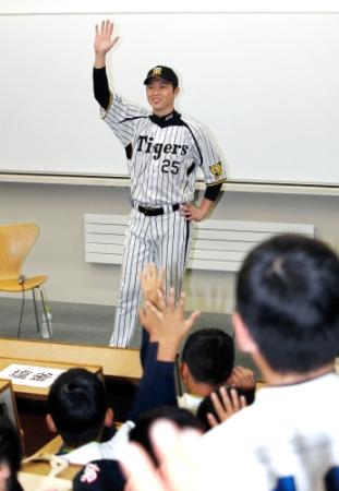 イベントで子どもたちと交流する阪神・新井貴浩＝兵庫・武庫川女子大（撮影・辰巳直之）