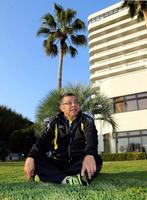 　秋空の下、報道陣の質問に答える掛布ＤＣ（撮影・山口　登）