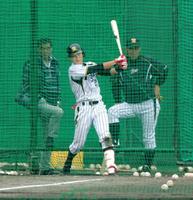 　掛布ＤＣ（右）と川藤ＯＢ会長（左）が見つめる中、打撃練習をする北條（撮影・棚橋慶太）