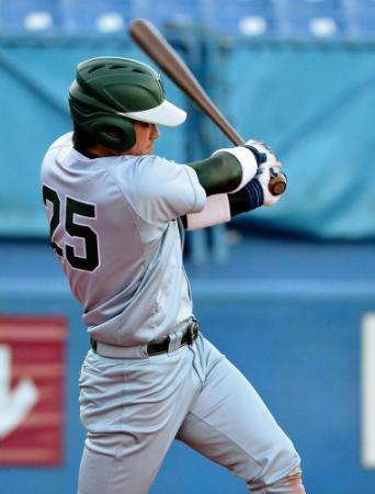大正大ー東農大　延長１２回表東農大２死一塁、勝ち越し左越え２ランを放つ陽川尚将＝神宮（撮影・会津智海）
