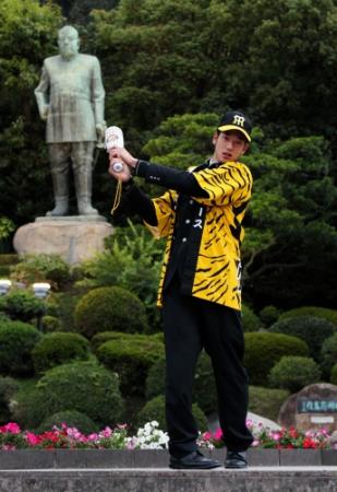 仮契約を終え、西郷隆盛像前で素振りを披露する阪神ドラフト２位の横田慎太郎＝鹿児島市内（撮影・岡田育磨）