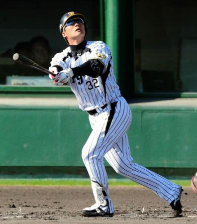 ４回阪神２死、阪神・新井良太は左越えソロを放つ＝安芸（撮影・棚橋慶太）