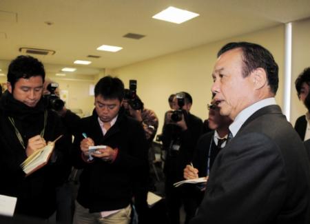 久保とのＦＡ交渉を終え報道陣の質問に答える阪神・中村ＧＭ＝西宮市内の球団事務所（撮影・山口　登）