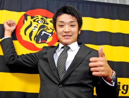 倍増での一発サインで契約更改を終えた松田は笑顔でサムアップ（撮影・飯室逸平）