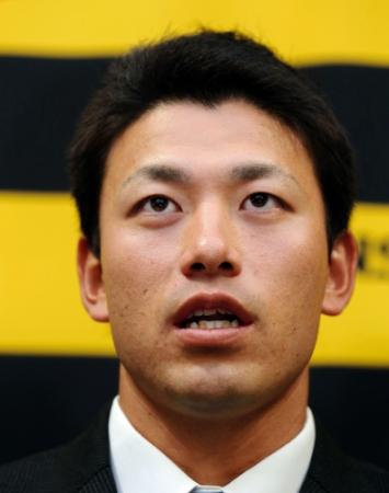 契約更改を終え、厳しい表情で報道陣の取材に応じる伊藤隼（撮影・飯室逸平）