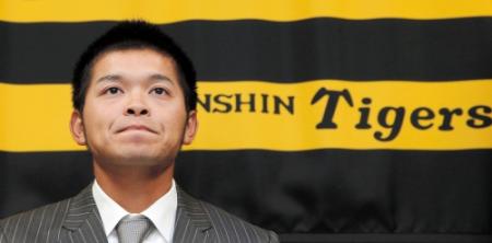 ダウン提示でサインした阪神・柴田講平は厳しい表情で会見に臨む＝阪神球団事務所（撮影・飯室逸平）