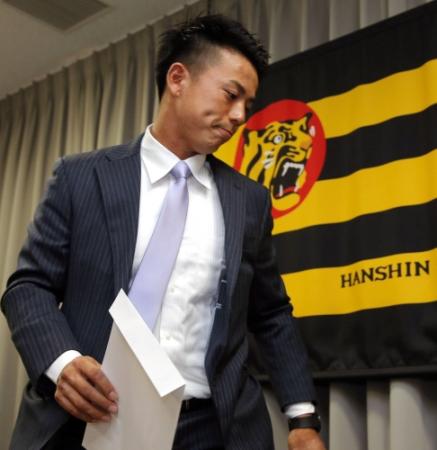 契約更改を終え、厳しい表情で引き上げる小宮山（撮影・飯室逸平）