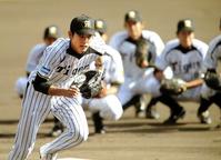 　投内連係で一塁へダッシュする藤浪（撮影・田中太一）