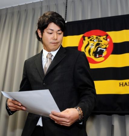 会見を終え引き揚げる阪神・玉置　隆＝西宮市内の球団事務所（撮影・山口　登）