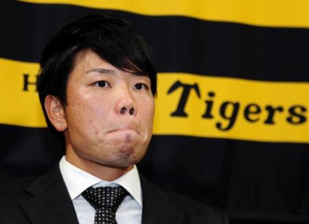 ダウンで更改し厳しい表情で会見する阪神・藤原正典＝西宮市内の球団事務所（撮影・山口　登）